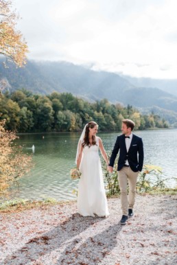 Romantische Herbsthochzeit am Kochelsee. Paarfoto von Hochzeitsfotografin Veronika Anna Fotografie.