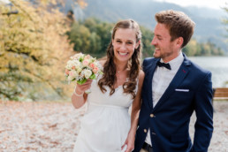 Natürliche Hochzeitsfotografie, wie hier bei einer Herbsthochzeit am Kochelsee, fotografiert von Veronika Anna Fotografie.