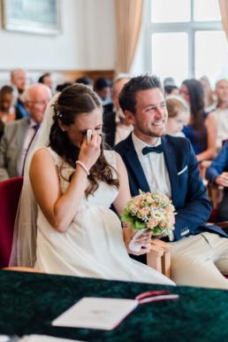 Hochzeitsfotografin Veronika Anna Fotografie, für natürlich Bilder ihrer Traumhochzeit, wie hier im Standesamt am Kochelsee.