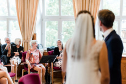 Standesamtliche Hochzeitsfotos am Kochelsee fotografiert von Hochzeitsfotografin Veronika Anna Fotografie.