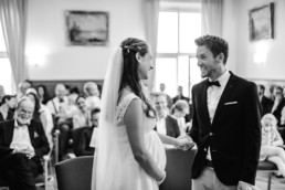 S/W Aufnahme vom Brautpaar im Standesamt Kochel am See von Hochzeitsfotografin Veronika Anna Fotografie Hochzeitsfotograf Kochelsee.