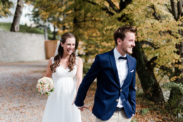 Hochzeitsfotograf Kochelsee, Natürliches Paarfoto der Herbsthochzeit, aufgenommen von Hochzeitsfotografin Veronika Anna Fotografie am Kochelsee.