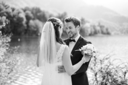 Zauberhafte Hochzeitsfotos von Veronika Anna Fotografie, aufgenommen in der freien Natur am Kochelsee.