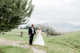 Pärchenshooting zur Hochzeit, Braut und Bräutigam in den Bergen
