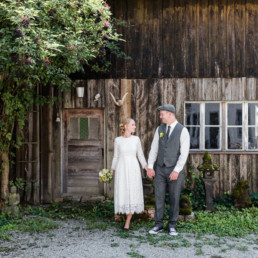 Brautpaarfotos vor Scheunen Holzwand von Hochzeitsfotografin Veronika Anna Fotografie, Portrait von Kristina und Basti bei ihrer Hochzeit in Salching bei Straubing