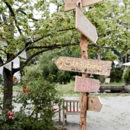 Dekoideen mit Holz Wegweiser und Holzdeko für Hochzeiten im Bayerischen Wald, fotografiert von Hochzeitsfotografin Veronika Anna Fotografie