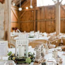 Idee für Tischdekoration für Scheunenhochzeit in Straubing im Bayerischen Wald, fotografiert von Hochzeitsfotografin Veronika Anna Fotografie