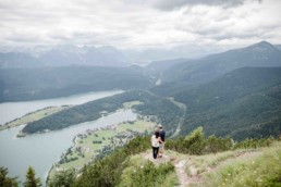 paarshooting walchensee malerisch fotografiert von Veronika Anna Fotografie