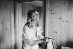 Happy Bride in the morning - Die Braut am Hochzeitsmorgen noch im Bademantel