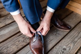 Die Schuhe werden geschnürt