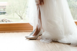 Hochzeitskleid und Schuhe