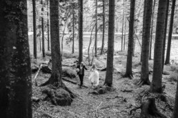 Waldspaziergang Braut und Bräutigam