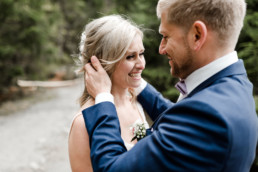 Pärchenfotos zru Hochzeit mit natürlichen Emotionen