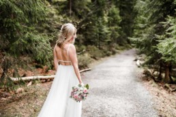 Braut am Waldweg - Hochzeitsfotos in der Natur