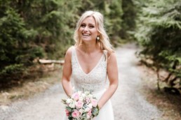 Braut mit Brautstrauß fotografiert von Veronika Anna Fotografie