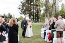 Natürliche Hochzeitsfotografie Braut betritt die Szene