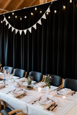 Lichterketten und Wimpelketten als Raumdekoration zur Hochzeit
