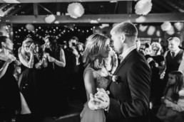 Paar beim Hochzeitstanz in Schwarz Weiß
