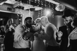Wedding Pictures - Gäste machen Fotos mit der Braut