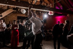 Hochzeitsparty mit Konfetti fotografiert von Veronika Anna Fotografie