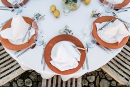 Tischgestaltung entspannte Sommerhochzeit