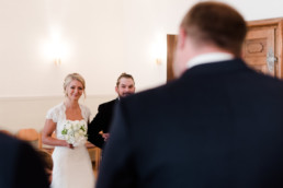 Die Braut wird vom Trauzeugen zu ihrem Bräutigam geführt.