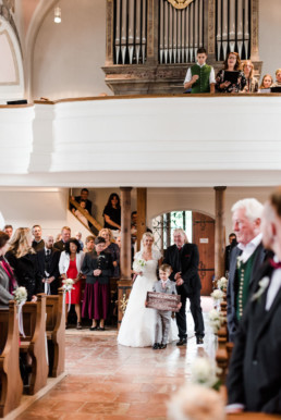 Einzug der Braut in die Kirche, zusammen mit dem Brautvater