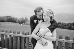 Verliebtes Brautpaar in Schwarz Weiß fotografiert