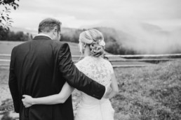 Braut und Bräutigam, Rückansicht in Schwarz Weiß