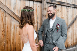 Bräutigam sieht seine Braut zum ersten Mal im Kleid, First look fotografiert von Hochzeitsfotografin Veronika Anna Fotografie aus Straubing