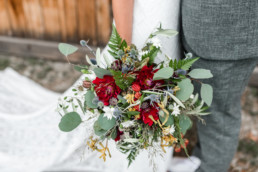 Brautstrauß mit Dahlien und Disteln, Boho Hochzeit im bayerischen Wald