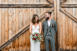 Glückliches Brautpaar am großen Tag, aufgenommen am Grandsberger Hof von Veronika Anna Fotografie