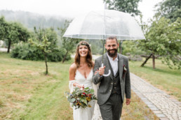 Strahlendes Brautpaar bei Regen im bayerischen Wald, fotografiert von Veronika Anna Fotografie