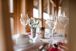 Tischdekoration mit Birke und regionalen Blumen bei nachhaltiger Hochzeit am Grandsberger Hof, bayerischer Wald.
