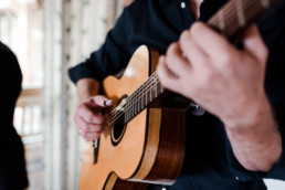 Gitarre der Musiker in Nahaufnahme, bei Hochzeit am Grandsberger Hof.