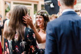 Glückwünsche für die Braut, Heiraten im bayerischen Wald mit Hochzeitsfotografin Veronika Anna Fotografie.