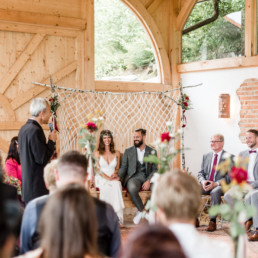 Natürliche Hochzeitsfotos von Veronika Anna Fotografie, Deggendorf, hier am Grandsberger Hof.