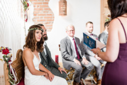 Emotionale Momente bei moderner Hochzeit am Grandsberger Hoch, von Hochzeitsfotografin Veronika Anna Fotografie