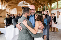 Glückwünsche dem Brautpaar bei Hochzeit am Grandsberger Hof, bayerischer Wald