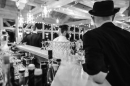 Sektgläser stehen bereit, am Grandsberger Hof für Hochzeit aus Straubing und Ungebung