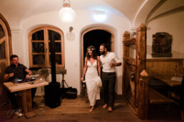 Brautpaar ohne Schuhe am Abend der Trauung im Grandsberger Hof, fotografiert von Hochzeisfotografin Veronika Anna Fotografie