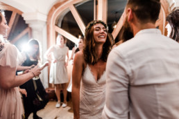 Brautpaar tanzt ausgelassen bei Hochzeit am Grandsberger Hof, fotografiert von Veronika Anna Fotografie.