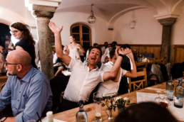 Glückliche Hochzeitsgäste am Gransberger Hof Deggendorf, Heiraten im bayerischen Wald mit Veronika Anna Fotografie