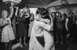 Umarmung Brautpaar bei Hochzeit im bayerischen Wald am Grandsberger Hof Deggendorf fotografiert von Veronika Anna Fotografie