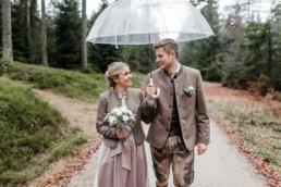 Regenhochzeit in Deggendorf, mit Brautpaarfotos im bayerischen Wald an der Rusel von Veronika Anna Fotografie