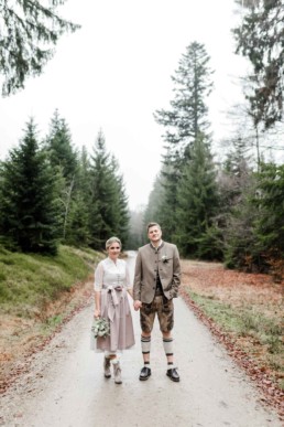 Brautpaar fotografiert am Waldweg an der Rusel, bayerische Wald von Veronika Anna Fotografie, Hochzeitsfotografin Deggendorf