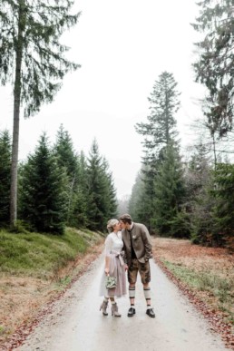 Brautpaar in Trachtenmode im bayerischen Wald fotografiert von Hochzeitsfotografin Veronika Anna Fotografie Deggendorf