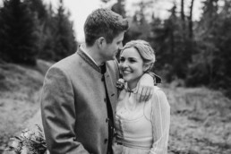 Natürliche Hochzeitsfotografie mit Veronika Anna Fotografie, Hochzeitsfotografin Deggendorf und bayerischer Wald, Aufnahme an der Rusel