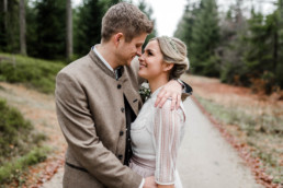 Hochzeitsfotograf Deggendorf fotografiert Brautpaar im bayerischen Wald an der Rusel, Regenhochzeit mit Veronika Anna Fotografie