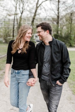 Pärchen spaziert durch den Park beim Paarshooting in München mit Veronika Anna Fotografie als Fotografin für Hochzeiten in Bayern
